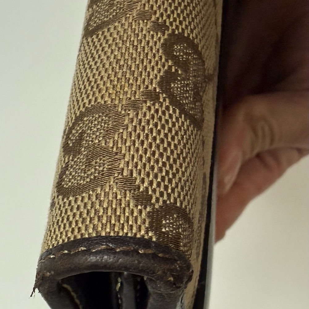 Gucci Tan and Brown Heart Clasp Wallet - Picture 15 of 17